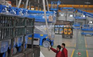 江河高空一批自行式剪刀車(chē)發(fā)運阿曼大型工程項目